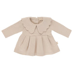 babytuniek met scallop kraag in beige 
