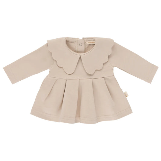 babytuniek met scallop kraag in beige 