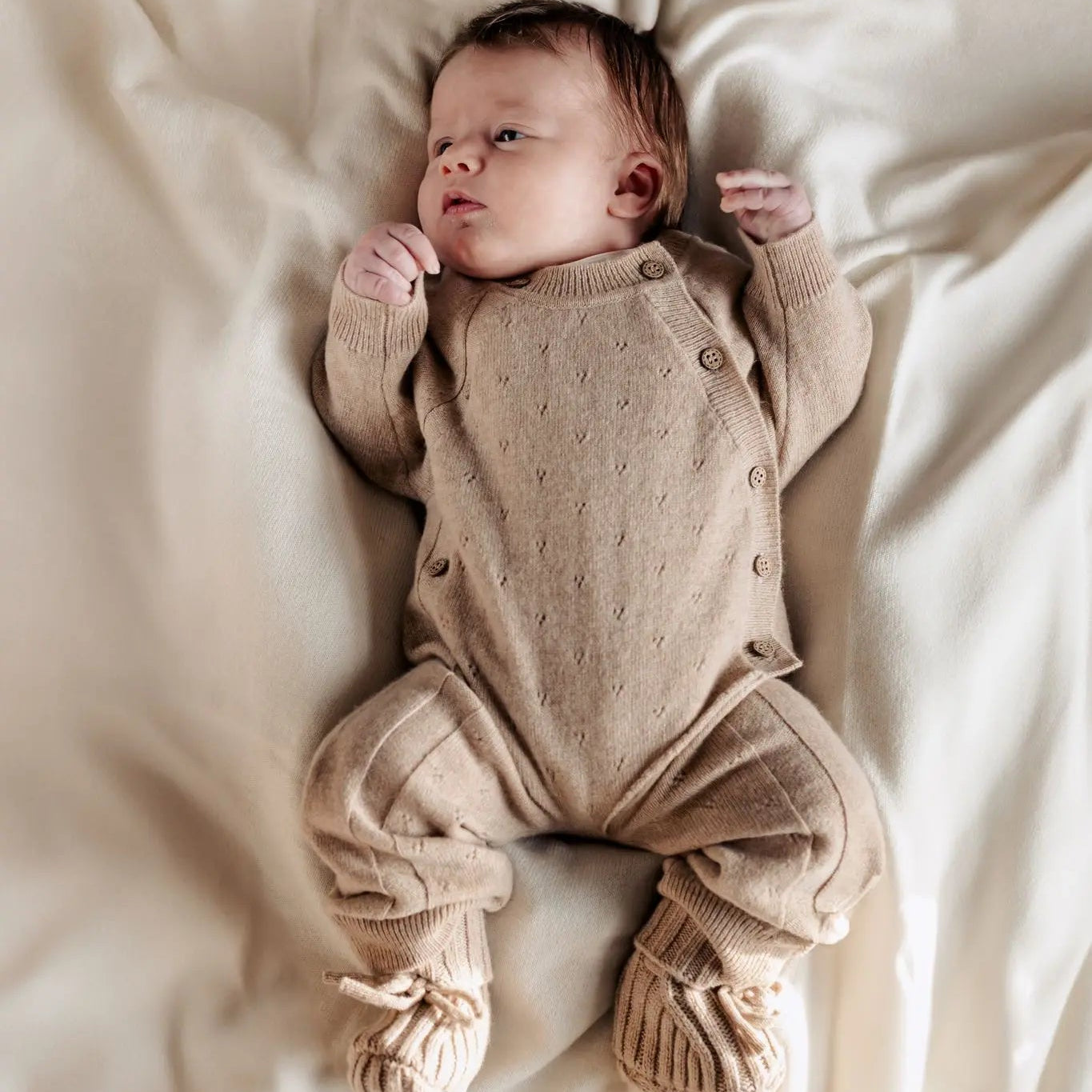 baby in beige merinwollen outfit van Moalie 