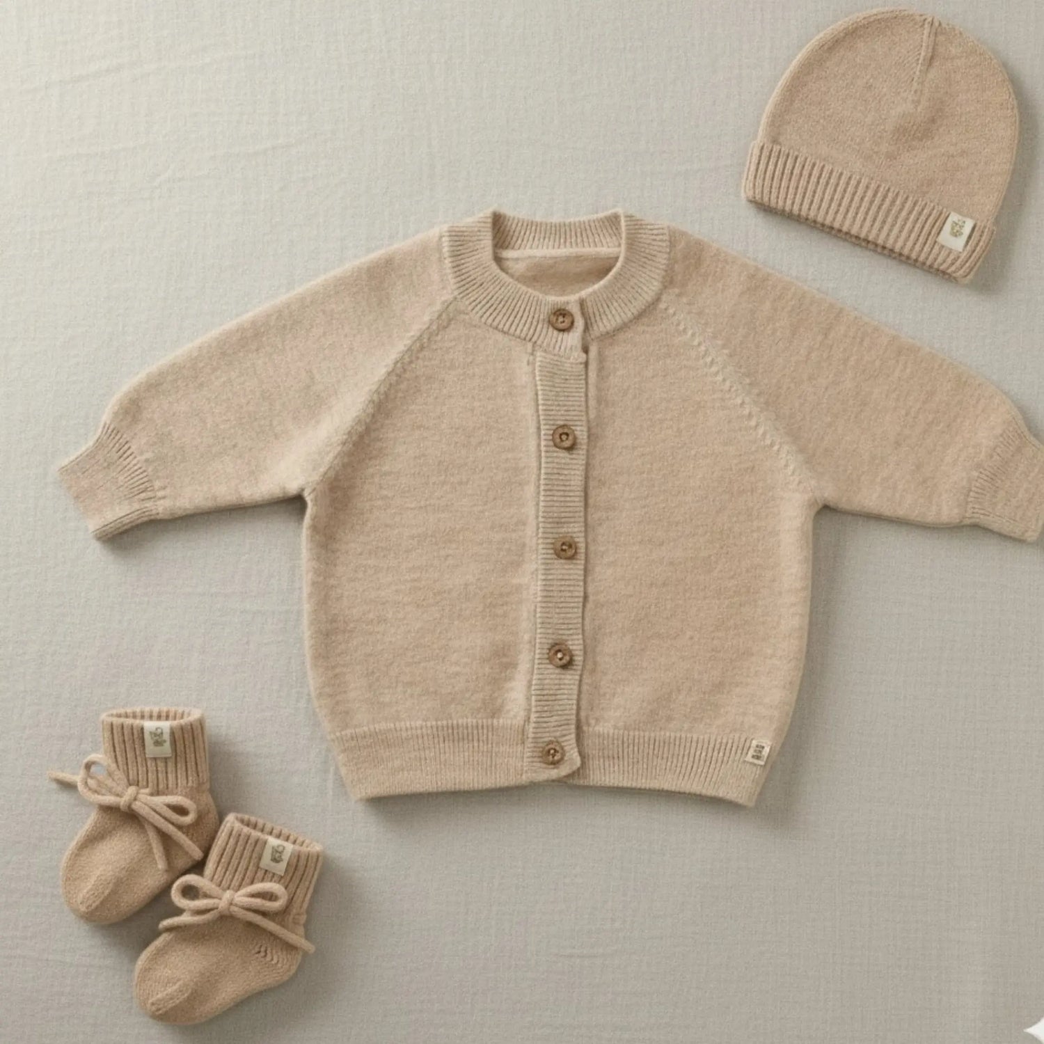 Newborn Merinowolle Geschenkset – Beige | Jäckchen, Mützchen & Schuhe