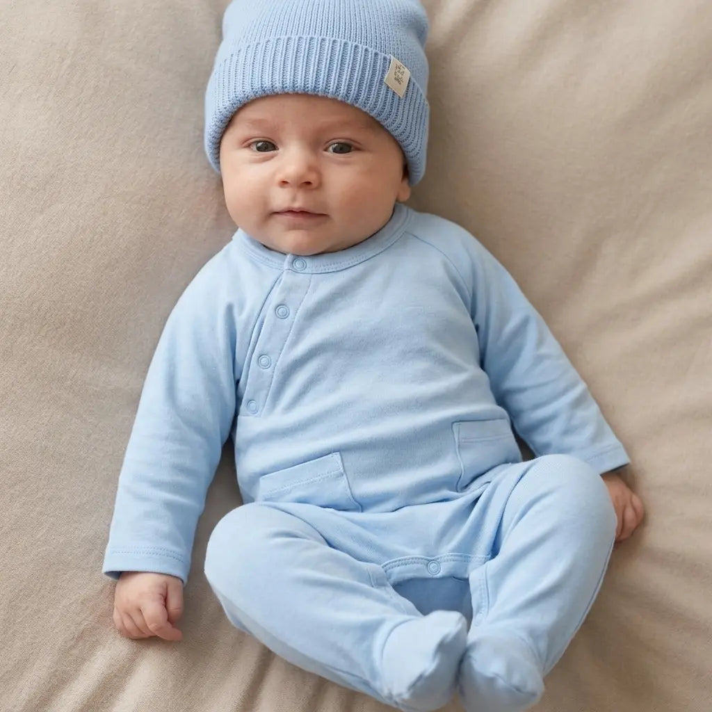 baby in lichtblauw boxpakje van katoen en wollen licht blauw mutsje 
