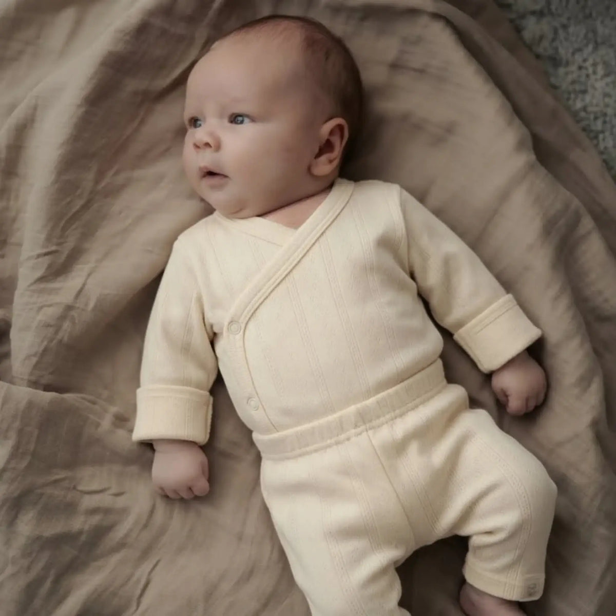 Baby in Moalie Pointelle Butter Cream overslagromper en broekje