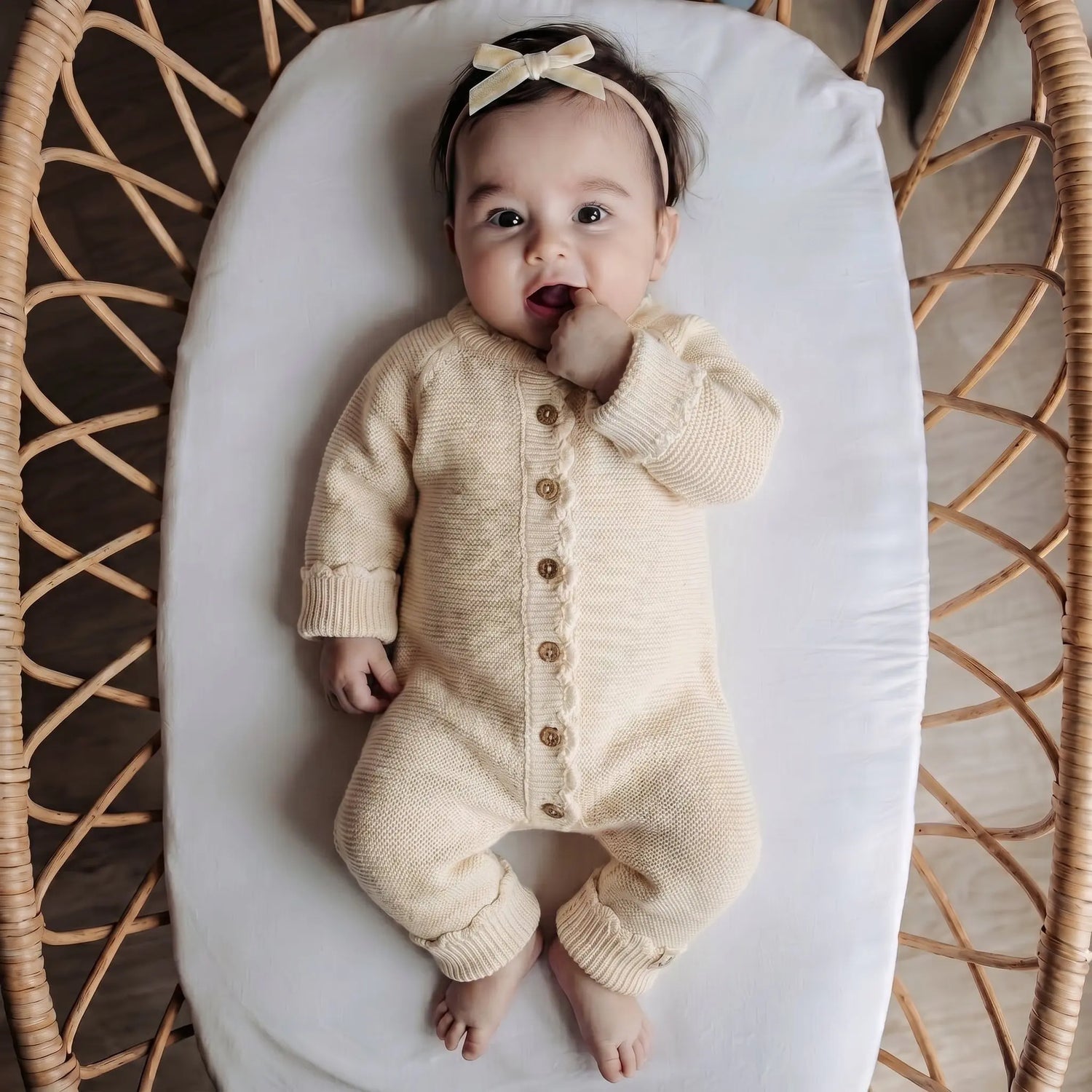baby gekleed in buttercup yellow katoenen boxpakje en haarband met fluwelen strikje 
