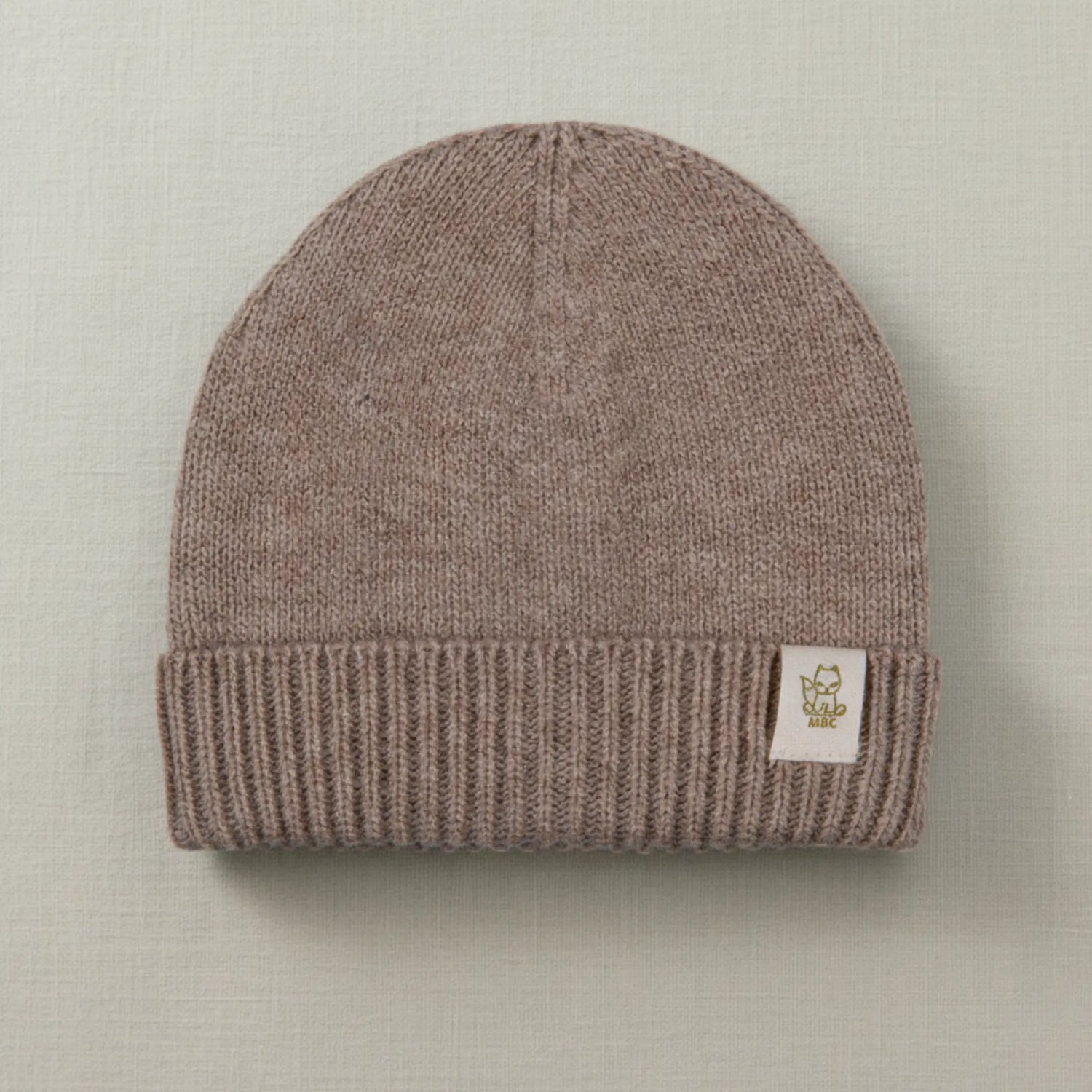 camel kleurige merinwollen babymuts