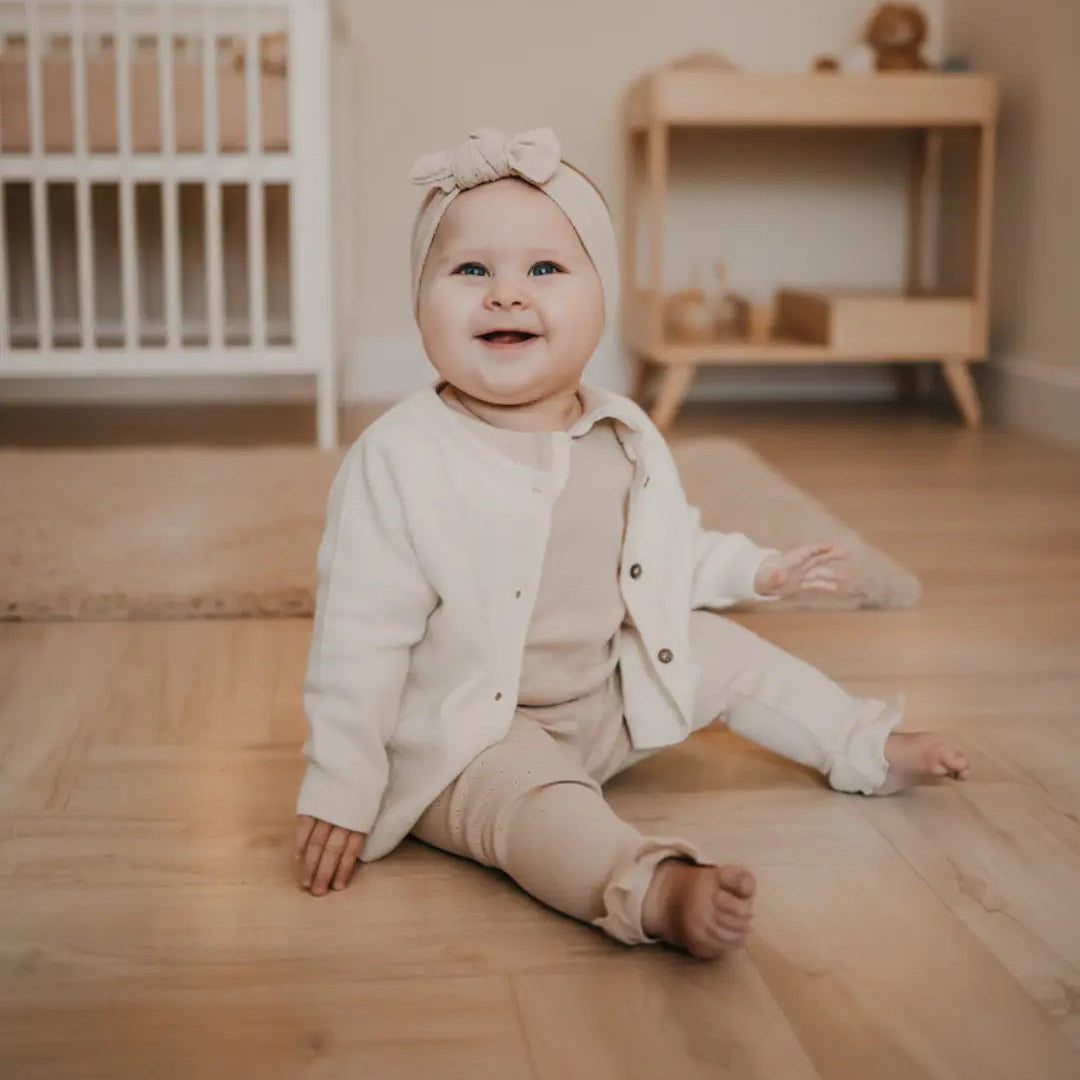 baby in creme kleurig vestje van merinowol en cashmere 