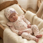 slapende baby ingebloemd newborn setje- boxpakje en mutsje 