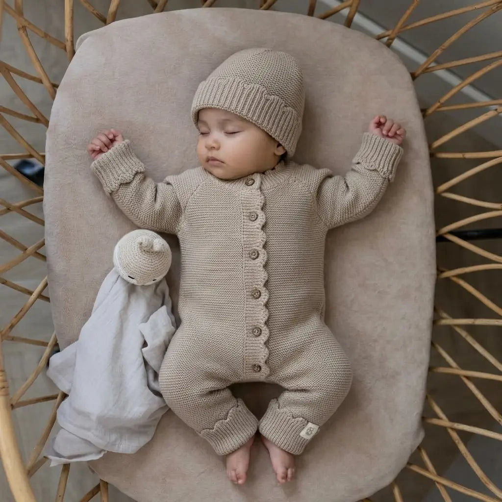 Slapende baby in katoenen Jumpsuit Luna Beige met bijpassend gebreid babymutsje