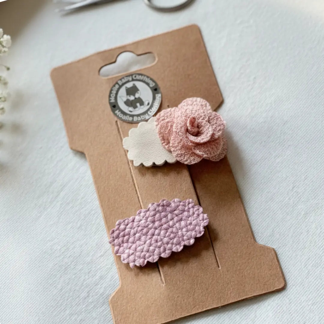 set van 2 handgemaakte haarspeldjes op kaartjeoze lederlook en beige lederlook met roze bloem 