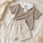 jongens zomer setje voor baby's taupe/linnen. De set bestaat uit een poloshirtje met linnen kraagje en een gestreept linnen shortje 