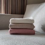 katoenen baby dekens met schulp rand-beige-roze-en cream op zand kleurige stoel