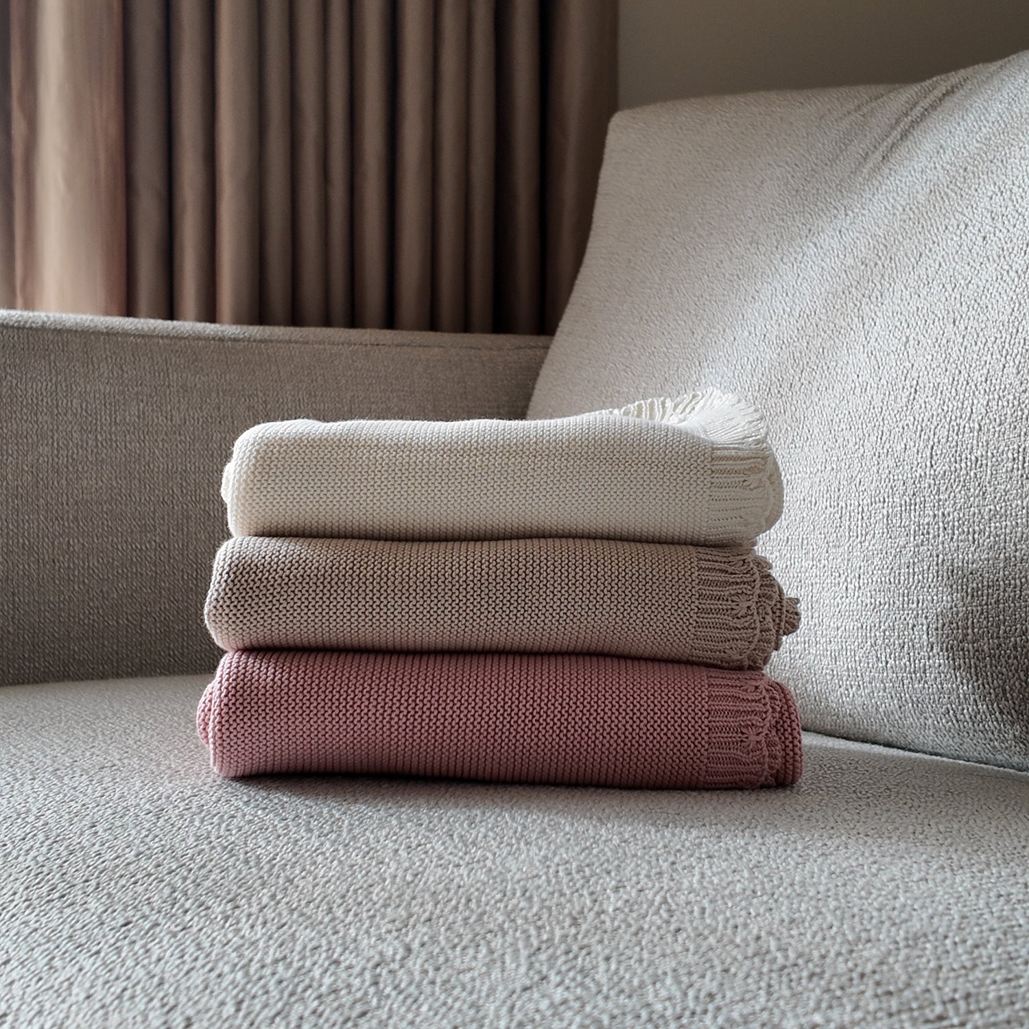 katoenen baby dekens met schulp rand-beige-roze-en cream op zand kleurige stoel