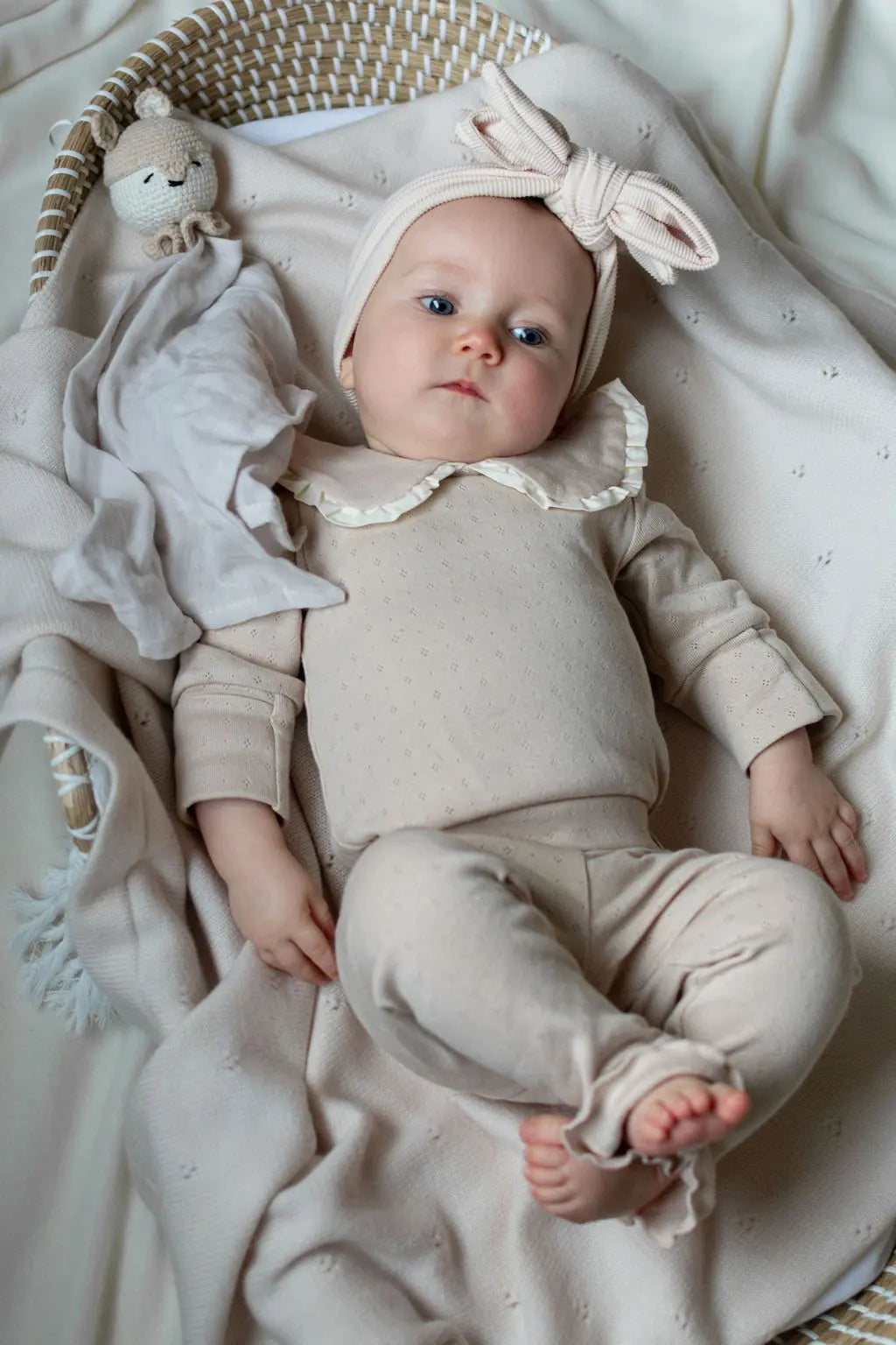 katoenen pointelle setje. Ontworpen door Nederlandse designer. Beige kleur 