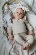 katoenen pointelle setje. Ontworpen door Nederlandse designer. Beige kleur 