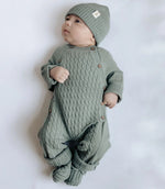 baby in kabelgebreid wollen boxpakje en wollen must in sage groene kleur 