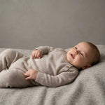 baby in merinowol en cashmere boxpakje in sand kleur