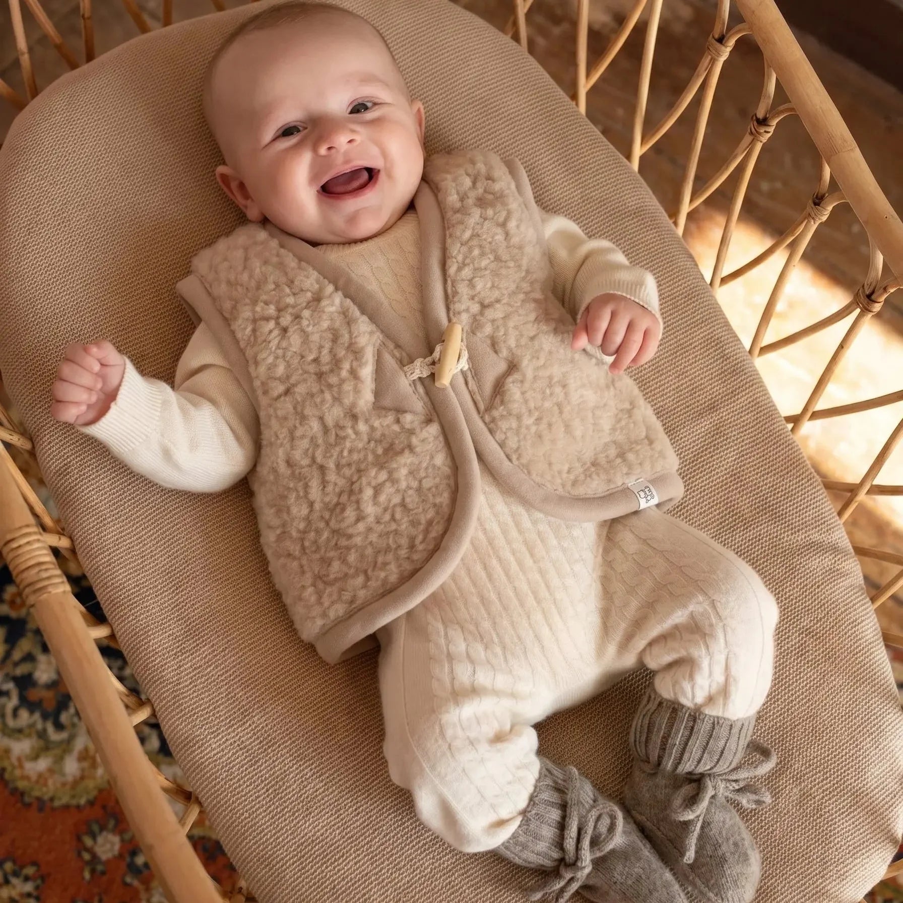 Baby in merinowollen outfit met babyslofjes Rice Flower