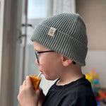 peuter met merinowollen mutsje van Moalie 