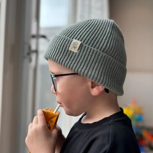 peuter met merinowollen mutsje van Moalie 