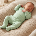 slapende baby in mint groen baby broekje en overslag romper van katoen- Moalie