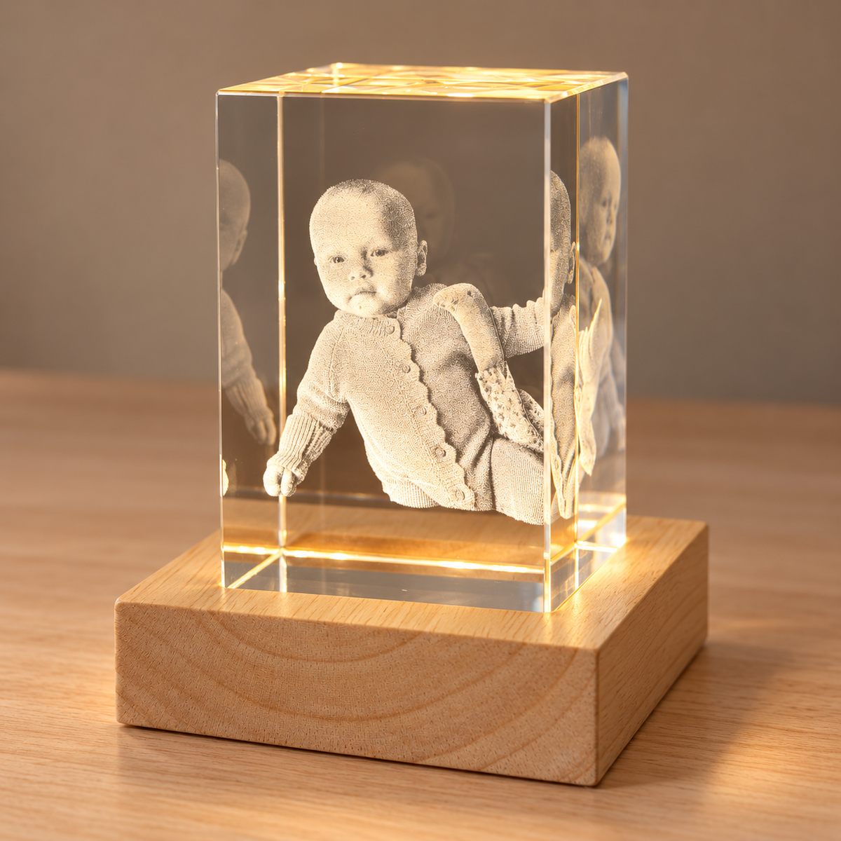 Babyfoto in kristal op optionele verlichte houten voet