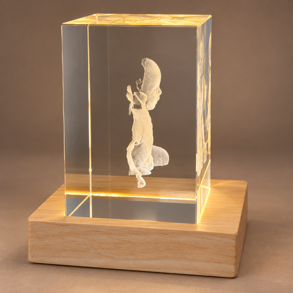 Zijaanzicht van de babygravure in kristal toont de diepte van het 3D-effect; optionele LED-voet