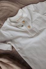 Detail verborgen drukknoopjes en houten sierknoopjes T-Shirt Miles – handgemaakt baby t-shirt Moalie