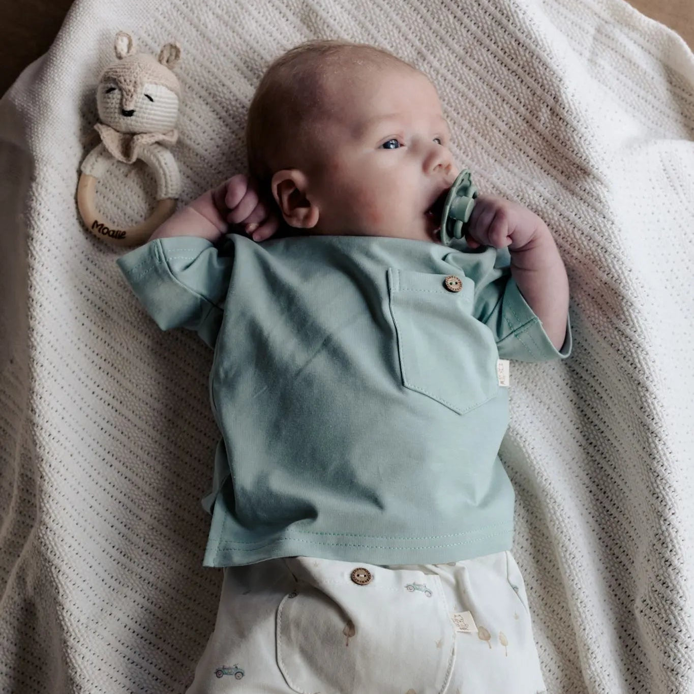 Pasgeboren baby in T-Shirt Yuno aqua gecombineerd met Short Senna – handgemaakt setje van Moalie