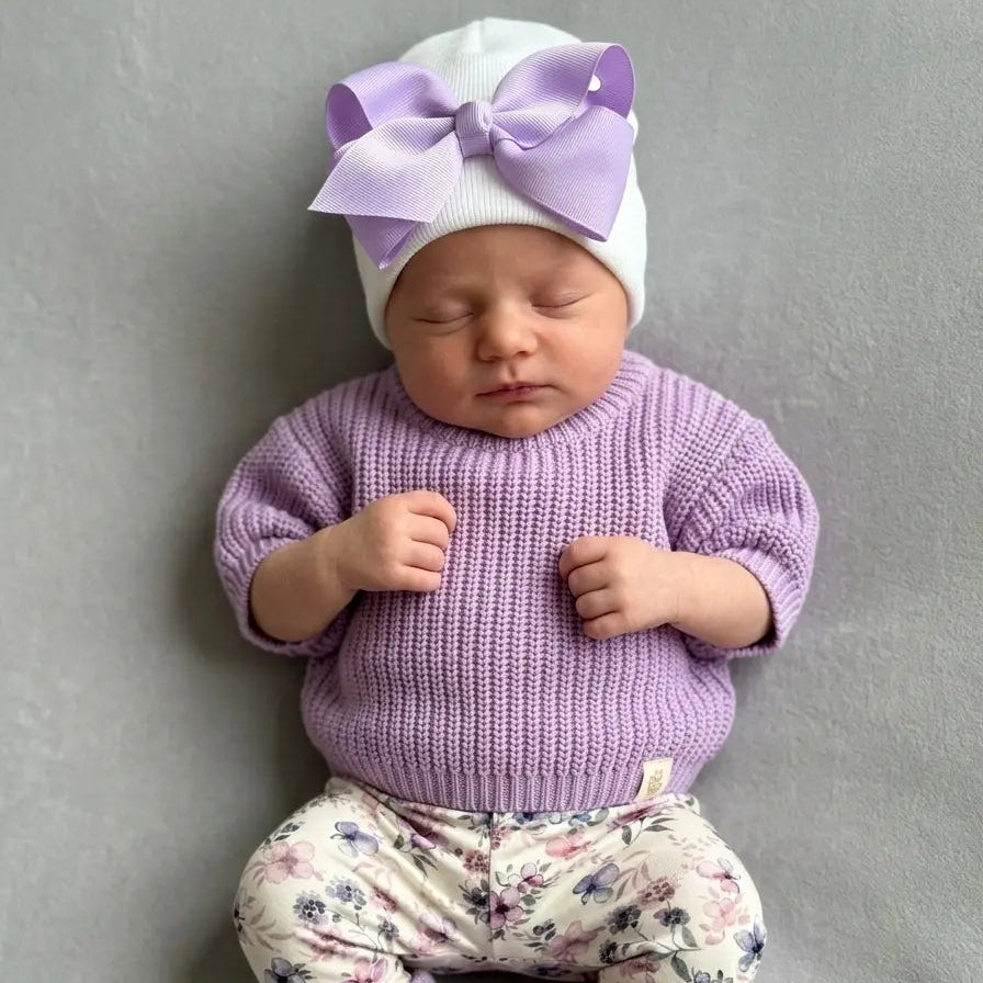 Gorrito de recién nacido con lazo lila