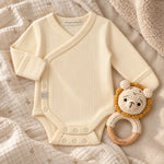 Moalie Butter Cream pointelle overslagromper met rammelaar