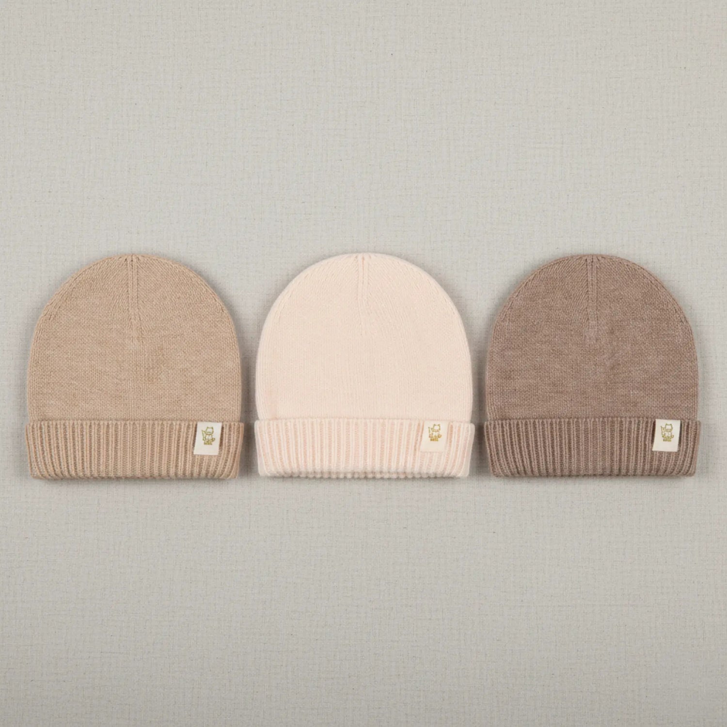 3 merinowollen mutsjes op een rij