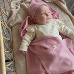 video van slapende baby in roze deken van merinowol en cashmere 
