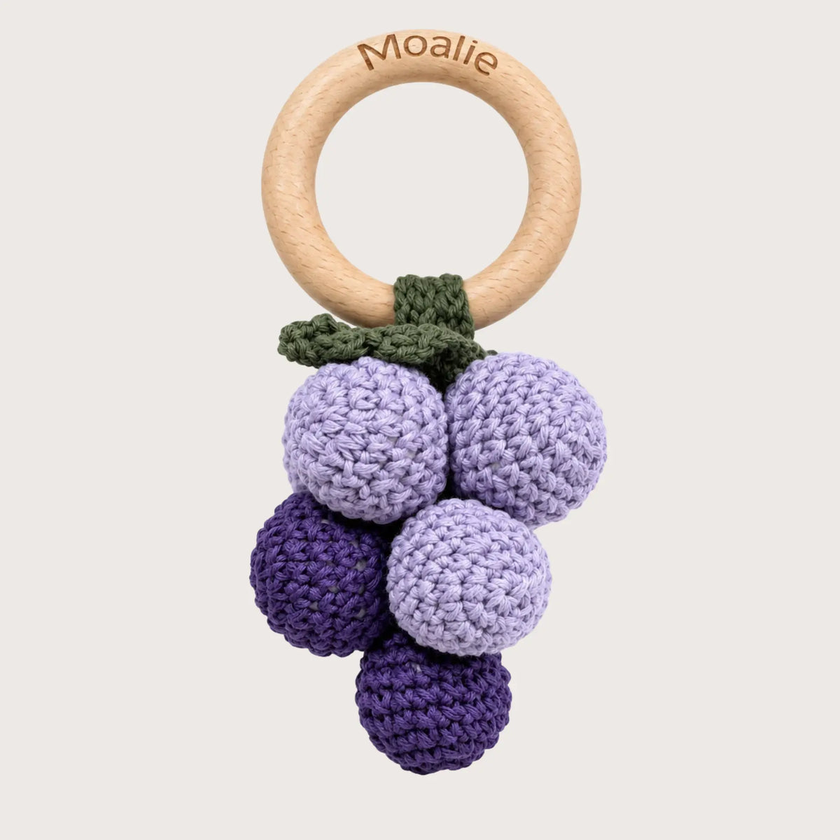 Gehaakte rammelaar Grapes met paarse druiven en houten ring - Moalie