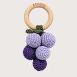 Gehaakte rammelaar Grapes met paarse druiven en houten ring - Moalie