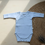 lichtblauwe wollen overslag romper