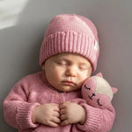 roze baby muts van gebreid katoen met schulprand 