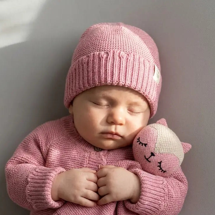 roze baby muts van gebreid katoen met schulprand 