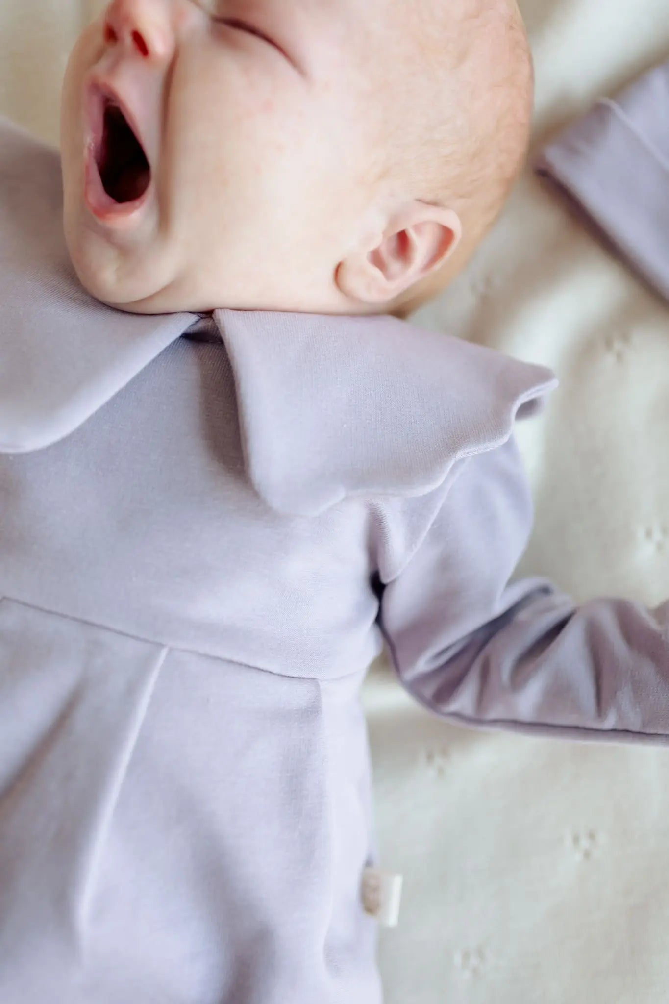 Gapende baby in tuniek van Moalie met scallop kraag 