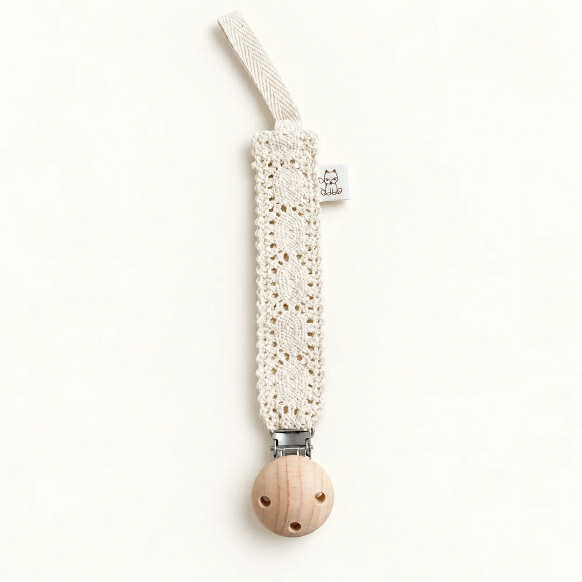 Speenkoord Lace van ecru katoenen kant met houten clip en katoenen lus, op een lichte achtergrond