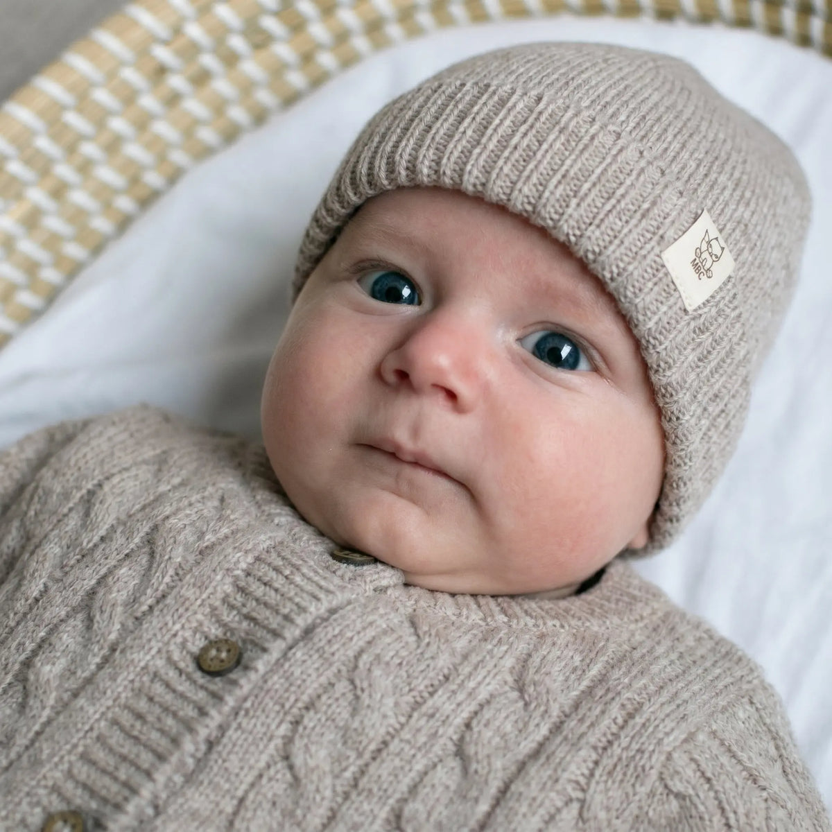 wollen baby must en kabelvestje Sand