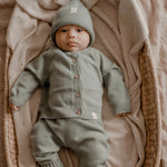 baby in wollen moalie pakje in Sage groen