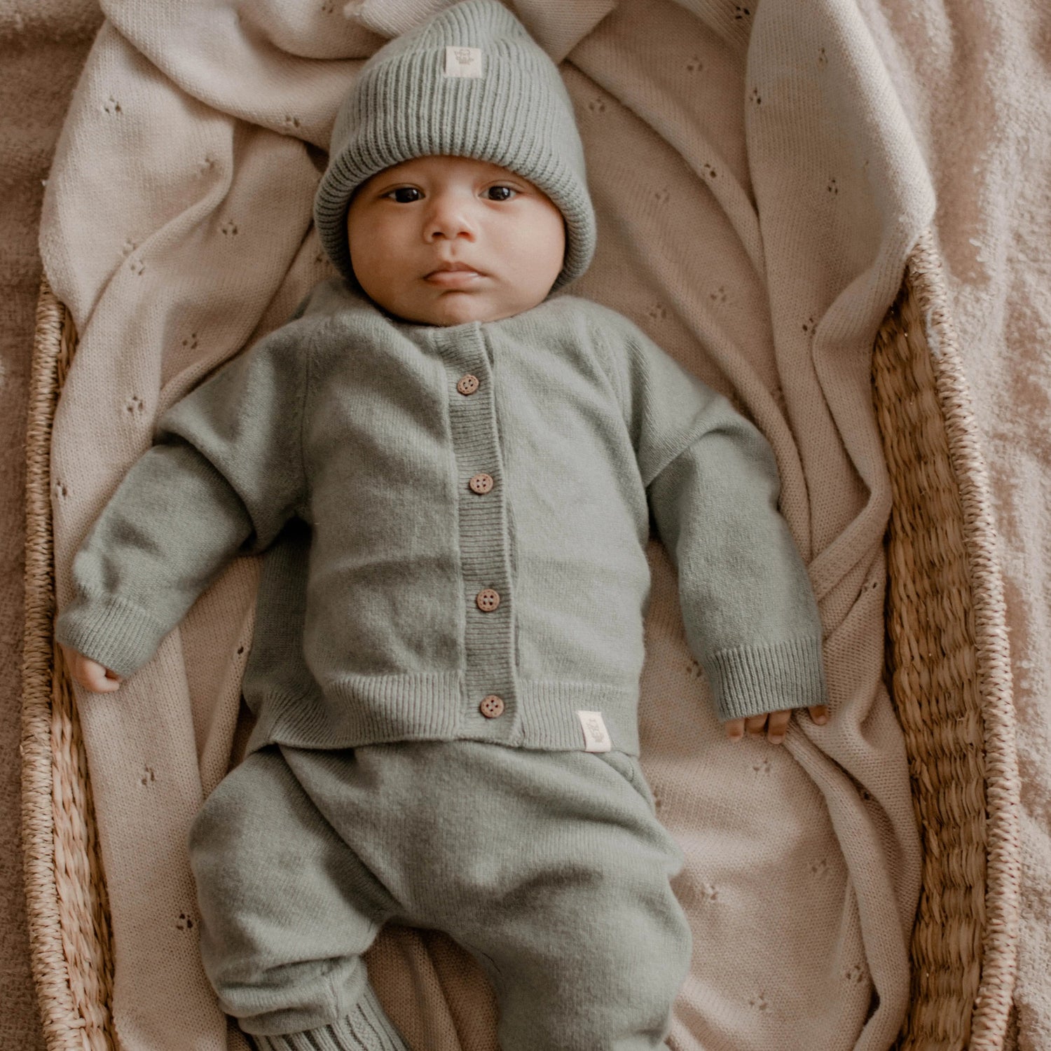 baby in wollen moalie pakje in Sage groen