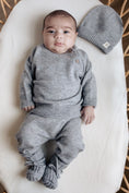 Bild in Galerie-Betrachter laden, baby in grijze wollen outfit 
