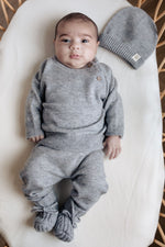 baby in grijze wollen outfit 